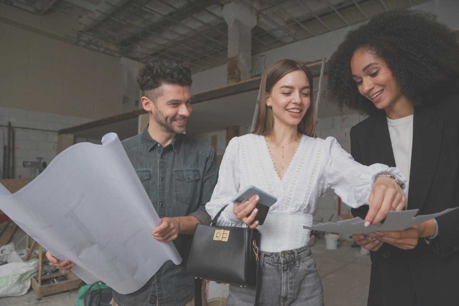 Moderner Arbeitsplatz mit Laptop und Geschäftsunterlagen für Startup-Planung
